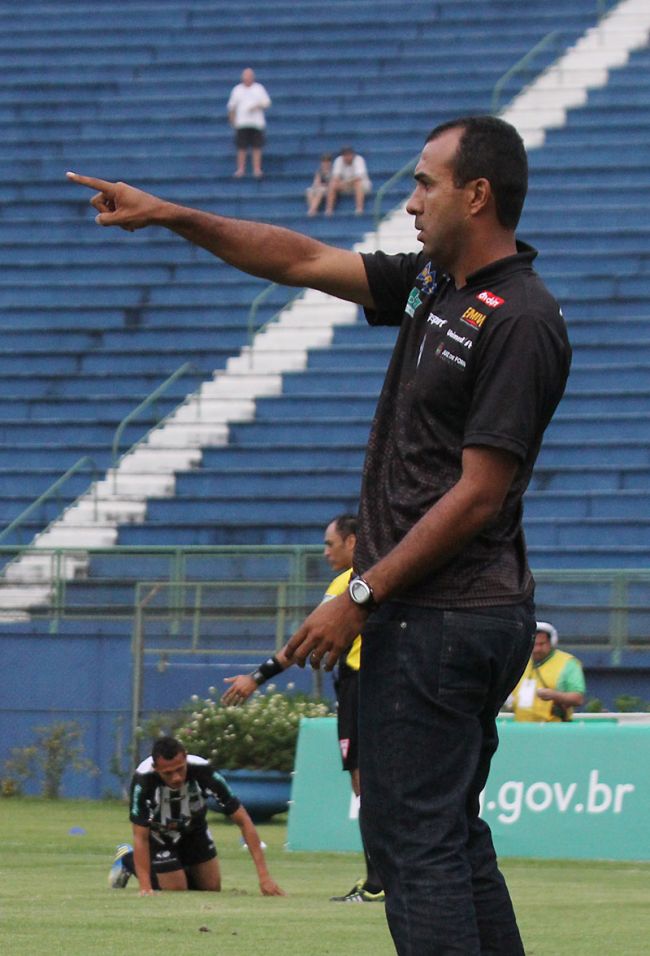 Leonardo Costa/09-03-13 Técnico Felipe Surian mira a semifinal