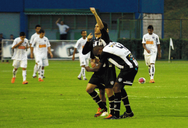 Michel Cury comemora o gol do Tupi