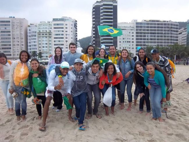 23 jovens participaram de missa na praia de Copacabana na terça