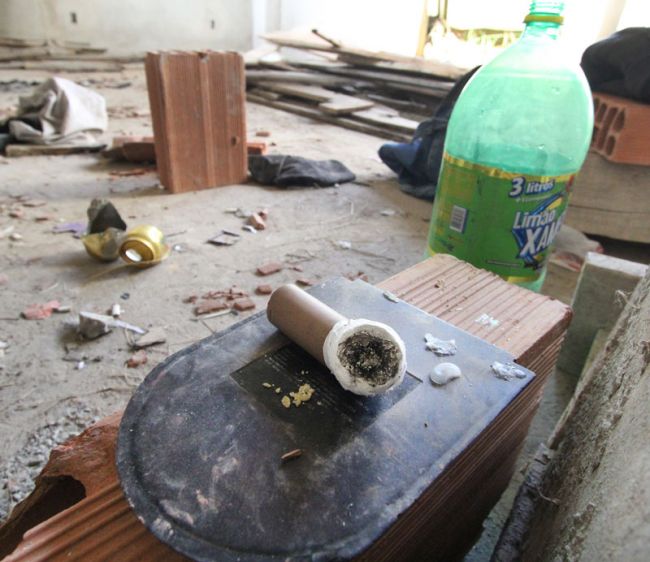 Usuários de crack foram encontrados em obra inacabada da Prefeitura no Barbosa Lage