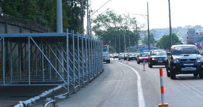 Fernando Priamo/30-01-14 Av. Brasil já tem trecho parcialmente interditado