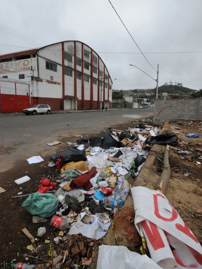 Área virou depósito de lixo próximo ao Tupynambás, no Santa Tereza