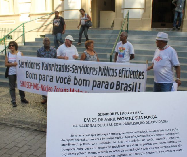 Classe protestou e volta a se reunir dia 10