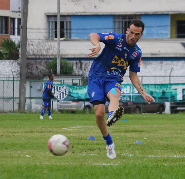 Michel Cury, autor do gol da última partida, no treino desta quinta (26)