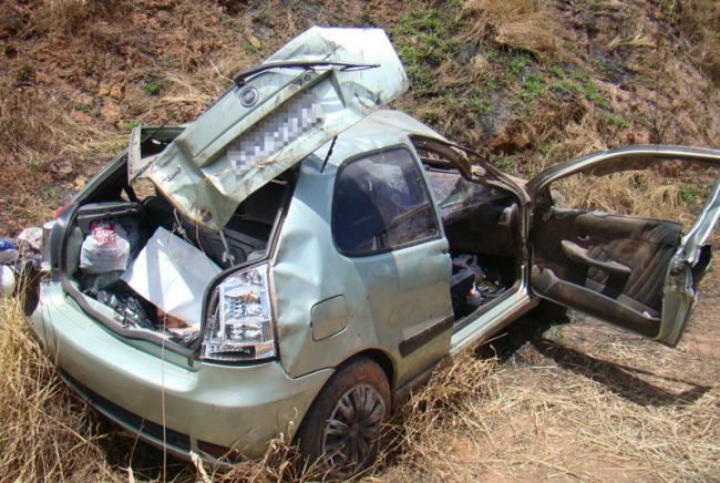 Fiat Palio capotou várias vezes