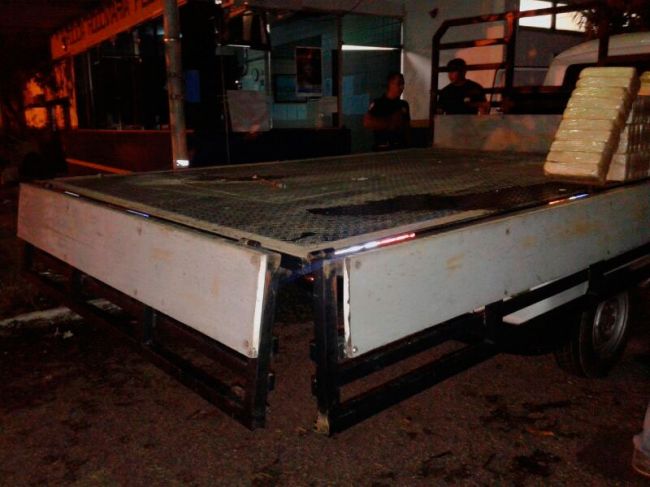 Droga foi encontrada no fundo falso de um veículo