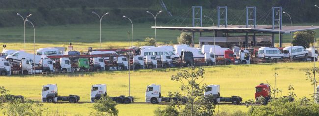 Mais de 40 caminhões estão estacionados na porta da unidade