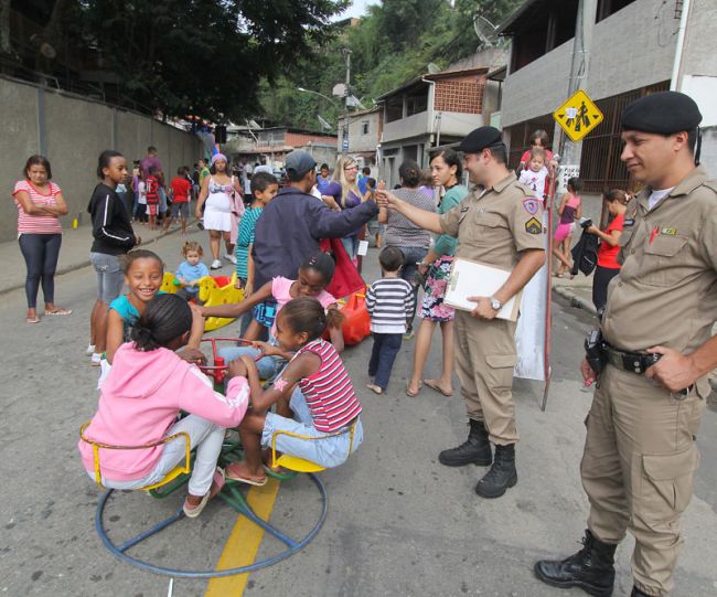 Crianças se divertiram sob o olhar dos PMs