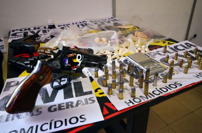 Também foram apreendidos uma pistola calibre 380, um revólver 38 e 42 munições