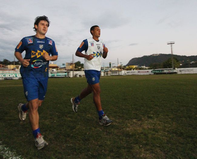 Leonardo Costa/13-08-12 Reforços treinaram com o grupo na segunda (13)