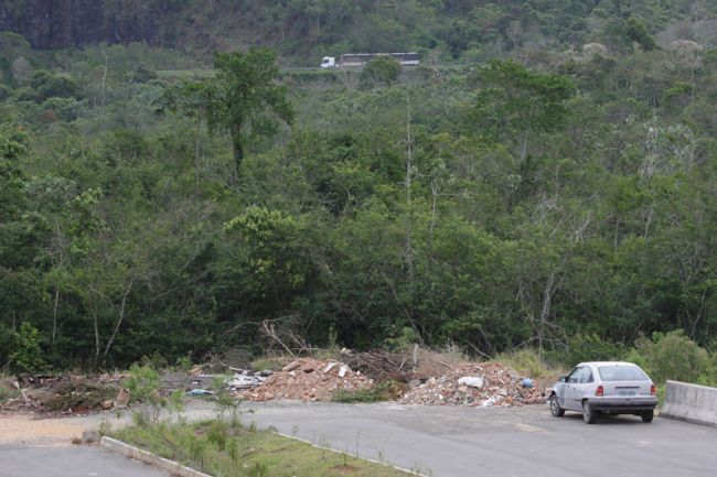 Trecho está abandonado, servindo como depósito de entulho em vários pontos