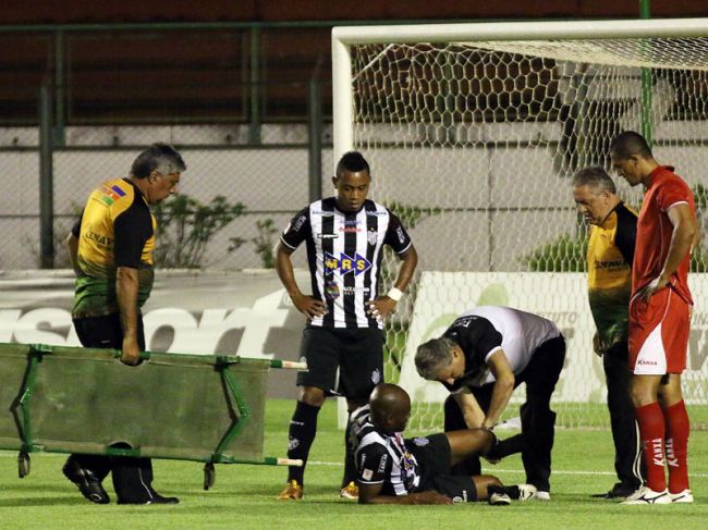 Jogador foi atendido ainda em campo, na quarta