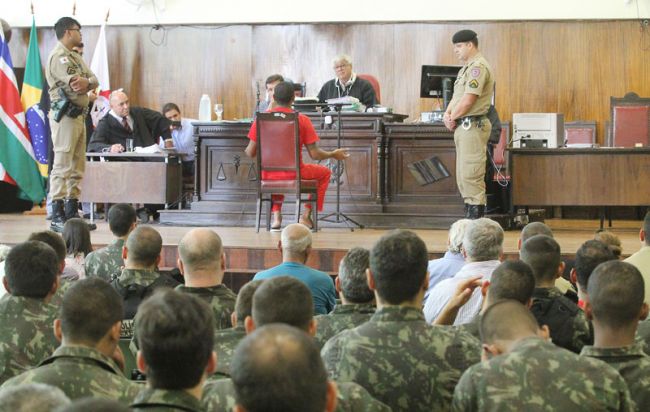 Felipe Couri/18-12-13 Tribunal do Júri ficou lotado de militares do Exército