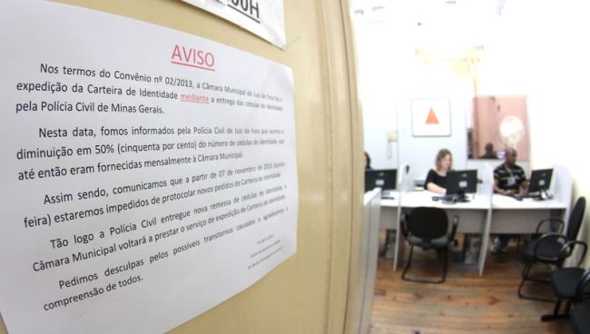 Cartaz no posto da Câmara Municipal informa que o serviço está suspenso