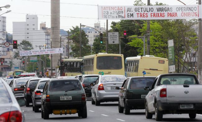 Faixa orienta motoristas sobre mudança temporária