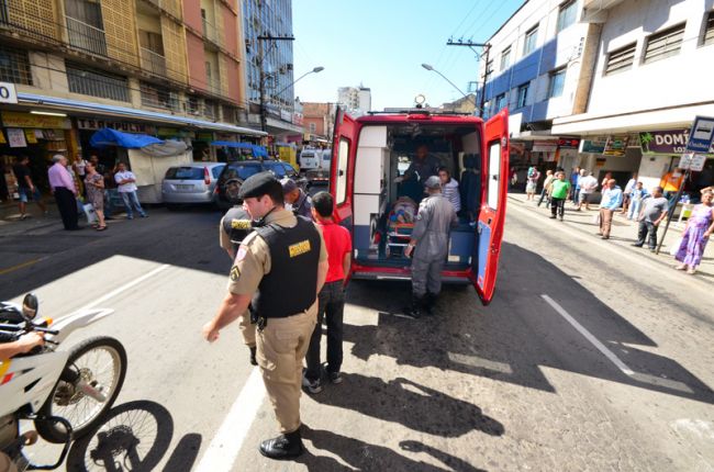Olavo Prazeres/16-09-13 Mulher foi atendida pelo Resgate e levada ao HPS