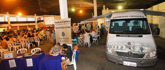 Veículo adaptado leva serviços à população