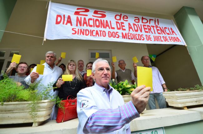 Eles advertiram os planos com cartões amarelos