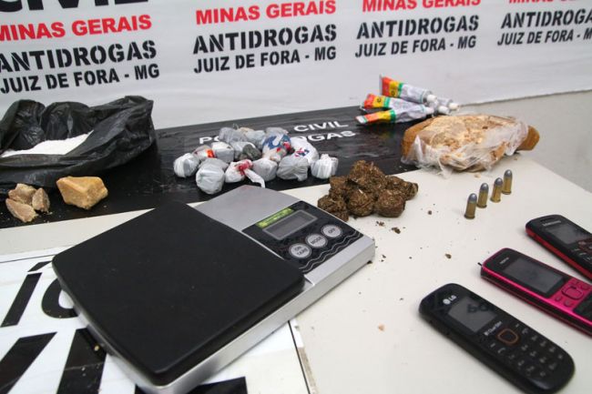 Ação resultou na apreensão de crack, maconha, ácido bórico e uma substância semelhante a haxixe