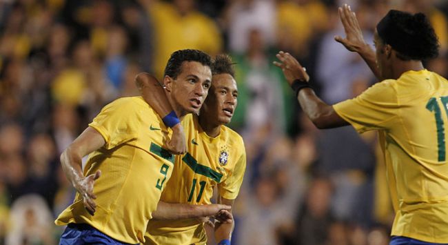 Rafael Ribeiro/CBF Leandro Damião comemora gol com Neymar e R10