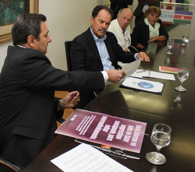 Leonardo Costa/31-10-11 Vereador Isauro Calais apresenta ao prefeito Selo de Respeito ao Idoso