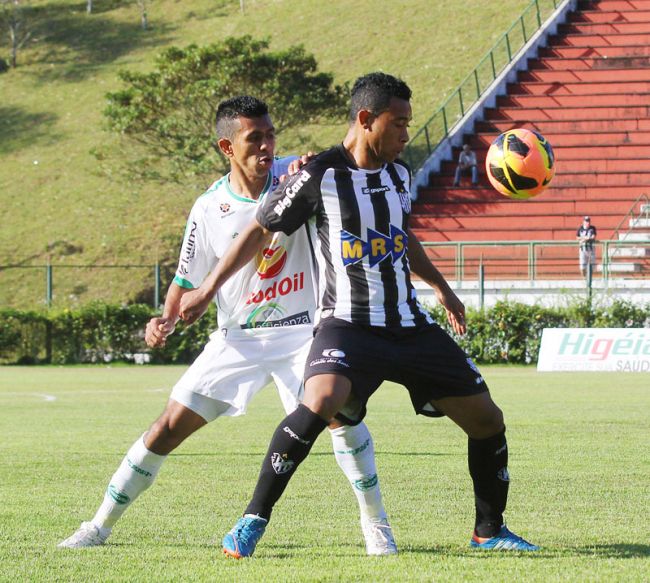 Atacante Wesley, do Tupi, foi bem marcado pela defesa do Juventude