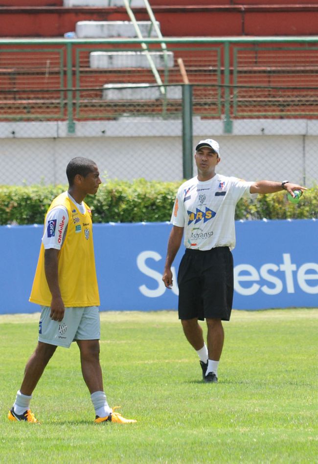 Felipe Surian orienta Ygor em treino do time carijó