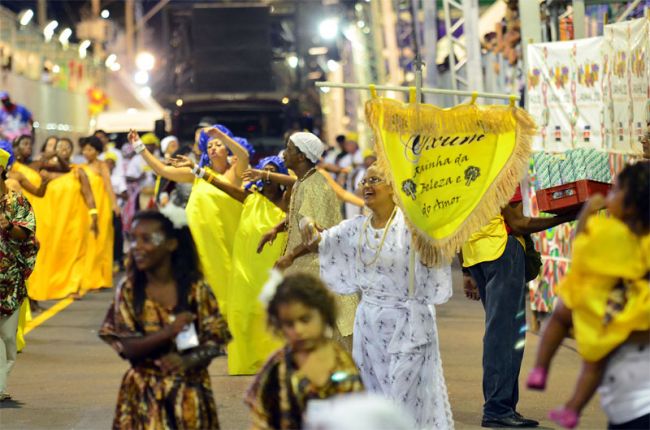 Cortejo cortou a Avenida Brasil com 120 integrantes
