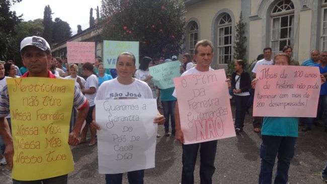 Carlos Costa/Barbacena Mais Funcionários da companhia organizaram uma manifestação nesta quarta-feira