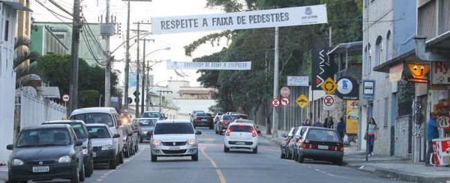 Saem os traffic calmings, entram faixas de alerta
