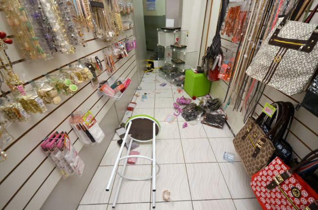 Olavo Prazeres/22-05-13 Invasores danificaram mercadorias e o balcão