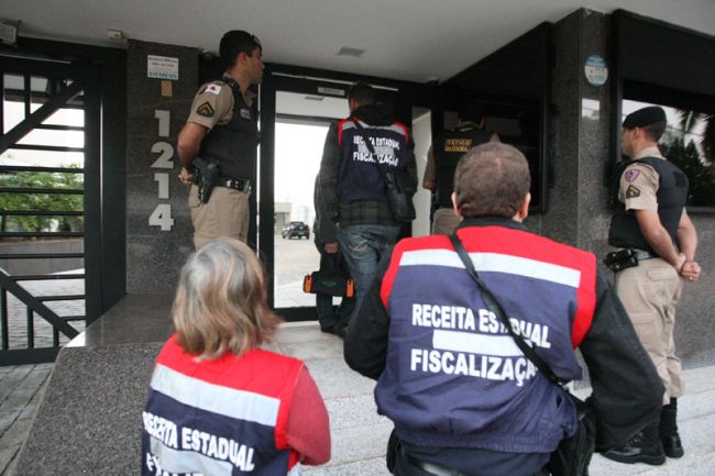 Em BH, mandado de busca e apreensão foi cumprido no apartamento de Alvimar Perrela
