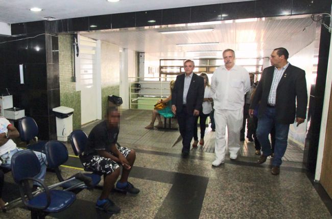 Felipe Couri/07-02-14 Presidente da Federação Nacional dos Médicos, Geraldo Ferreira (à esquerda), visitou o HPS nesta 6ª