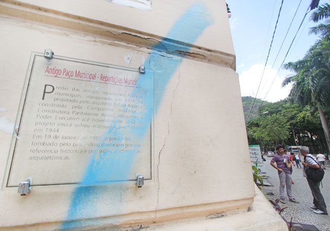 Pichações sujam prédios da Funalfa e da Câmara 2 Ação de vândalos marcou a placa do prédio onde funciona a Funalfa e a fachada da Câmara Municipal