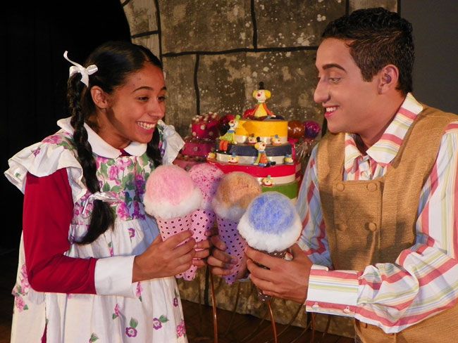 Adaptação de conto dos Irmãos Grimm, 'Joãozinho e Maria' é atração no Teatro Solar