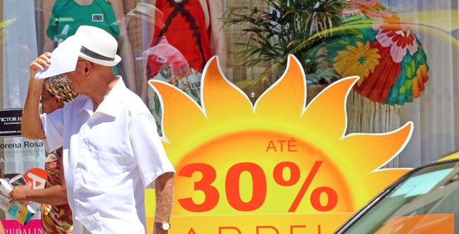 JF tem calor recorde 3 Além do chapéu, pedestre protege o rosto diante do sol escaldante