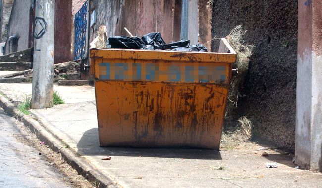 Caçamba toma calçada na Rua Santana, em Santa Terezinha, desrespeitando as regras de acessibilidade