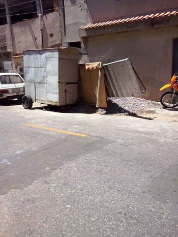 Carros estacionam sobre a calçada no Santa Cândida 3 Calçada obstruída por entulhos na Rua Luiz Martins