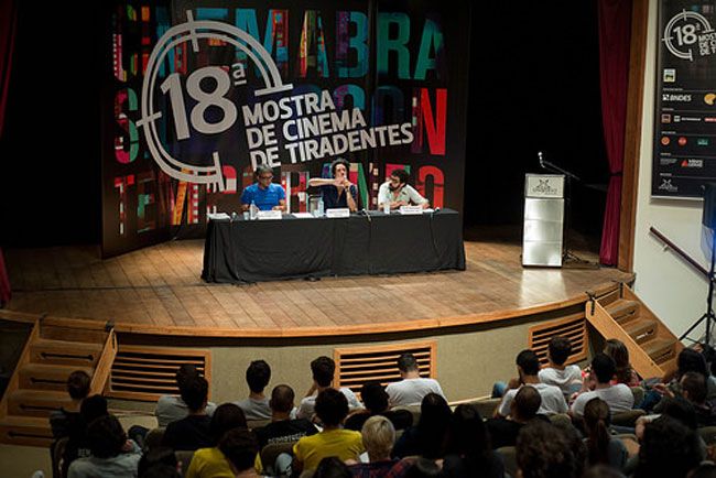 Cleber Eduardo (à esquerda), Francis Vogner dos Reis (centro) e Felipe Bragança (à direita) discutem os rumos do cinema na atualidade