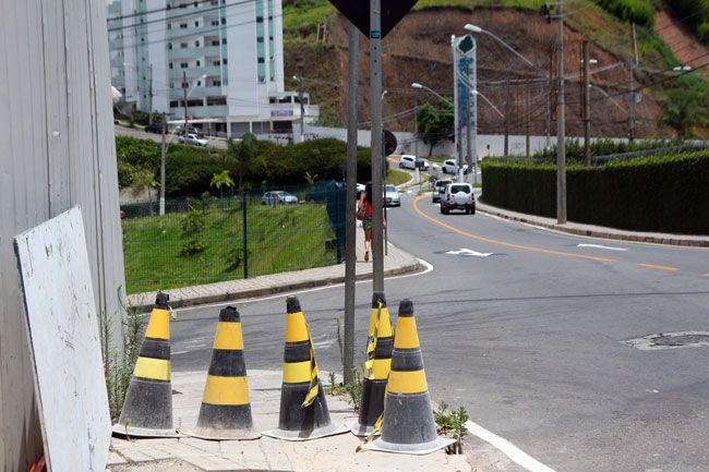 Cones obstruem passeio ao lado do Independência Shopping, e não há  equipamentos que garantam a segurança para pedestres circularem na pista