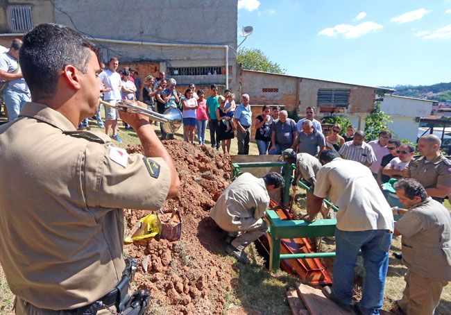Corpo de Carlos Augusto dos Reis foi sepultado ao som de corneta e sob salva de palmas no Parque da Saudade