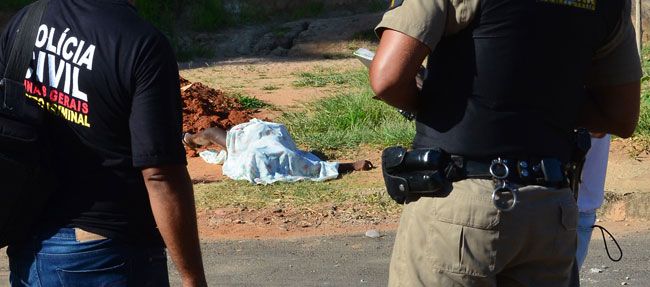 OLAVO PRAZERES/21-01-15 Corpo de Júnior Tavares Aleixo foi encontrado com tiro na cabeça no Jardim Cachoeira
