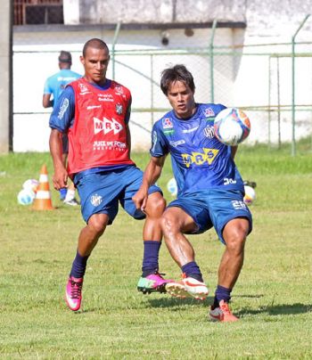 Daniel Morais (à frente) é promessa de gols nesta temporada