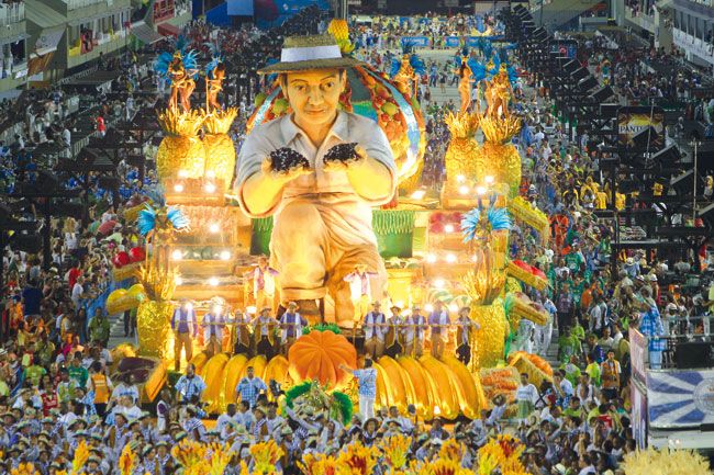 Os caminhos que levam ao Sambódromo 2 Desfile das escolas de samba do Rio atrai milhares de pessoas até a Marquês de Sapucaí