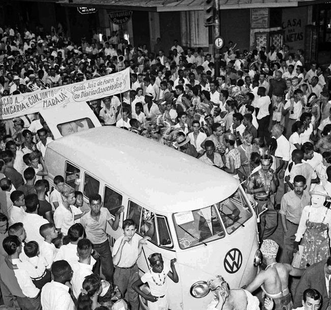 ACERVO BLOG MARIA DO RESGUARDO Desfile na década de 1950 mostra foliões subindo a Halfeld