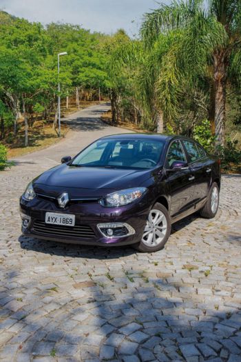 Discreto, face-lift inclui o Fluence na nova identidade global da marca, deixando o carro mais moderno e harmônico