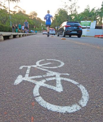 Embora sem regra definida, UFJF autorizou a pintura, por ativistas, de sinais indicativos de exclusividade para ciclistas