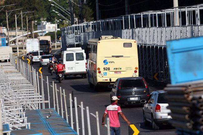 FOTOS MARCELO RIBEIRO Engarrafamentos: trânsito segue em pista única no trecho da passarela