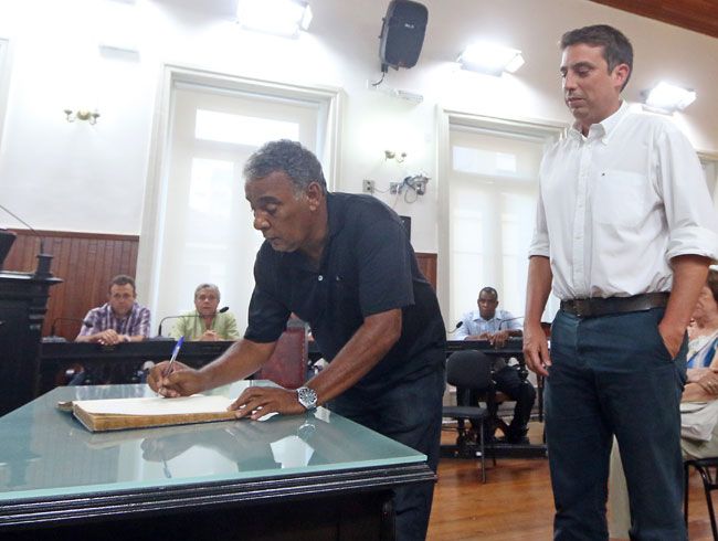 LEONARDO COSTA José Emanuel assina termo de posse ao lado de Rodrito Mattos