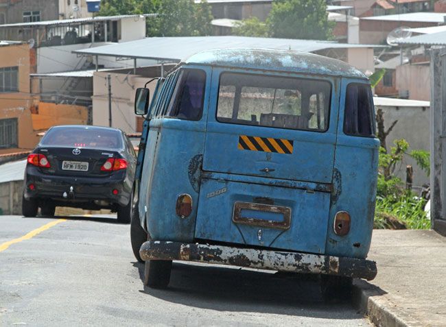 Kombi sem placas e marcada pela ação do tempo na Rua Victor Spagnolo, em Santa Luzia